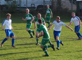 Dreifachtorschütze André Starke (am Ball) gewinnt mit Turbines 4.Mannschaft 5:1 in Kröllwitz