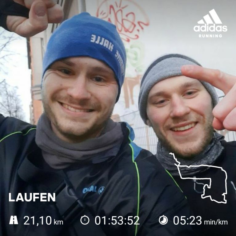 Lukas Knaut (links) und Max Purfürst nach erfolgreichem Halbmarathon