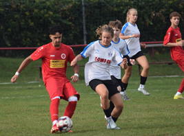 Unsere B2-Jugend (weiß) vergibt einige Chancen und unterliegt in Lettin (Foto: C.Mangold)